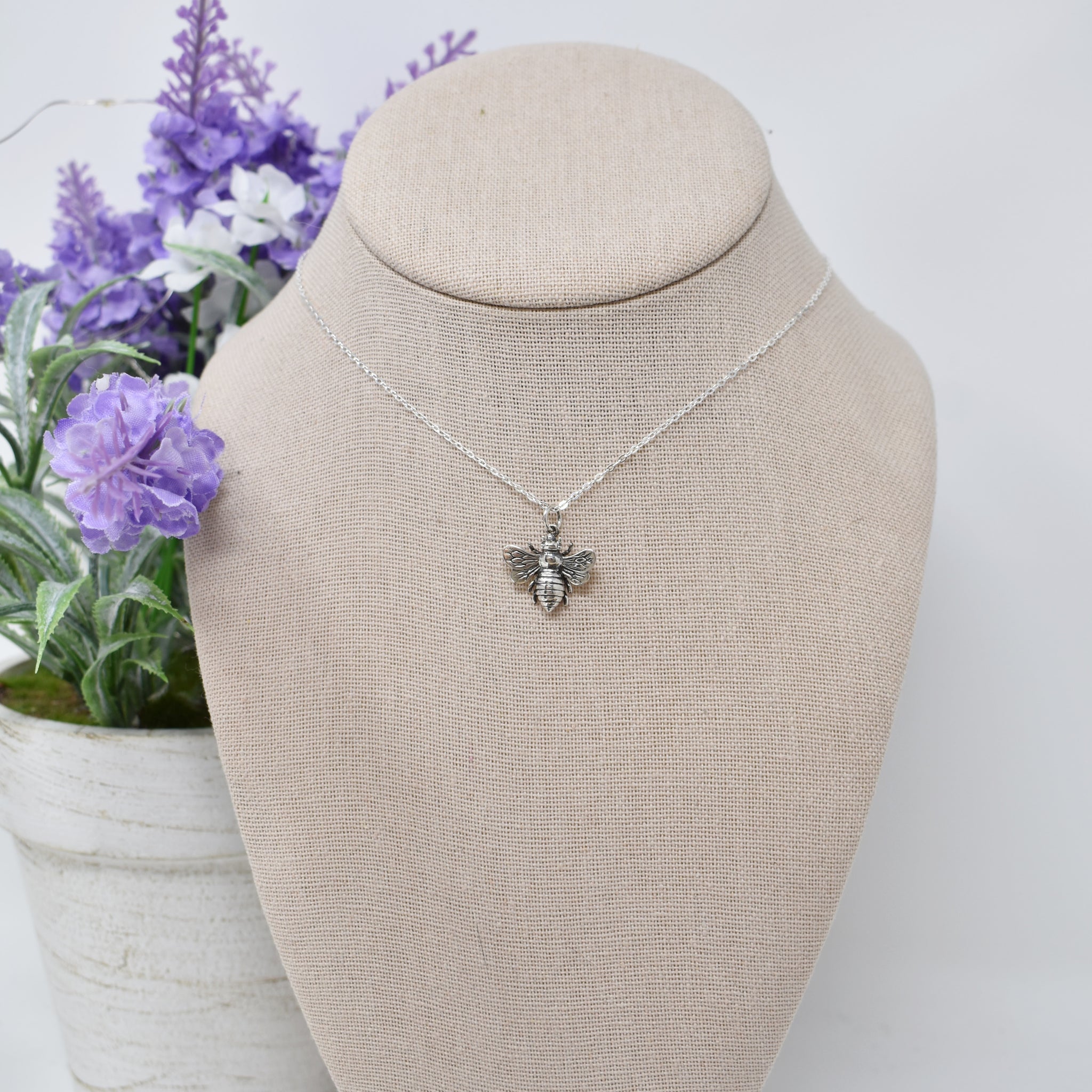 Mother Daughter Bee Necklaces. Mother Daughter Jewelry. Mama Bee and Honey Bee Necklace Set. Gift For Mom.
