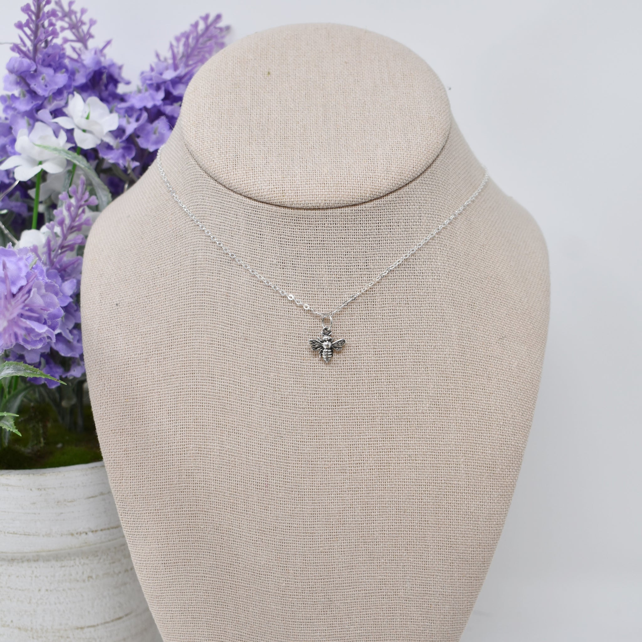 Mother Daughter Bee Necklaces. Mother Daughter Jewelry. Mama Bee and Honey Bee Necklace Set. Gift For Mom.